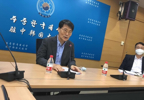 장하성 주중 대사가 27일 기자들과 만나 중국과의 비자 발급 협의 결과 등을 설명하고 있다.  [연합뉴스]